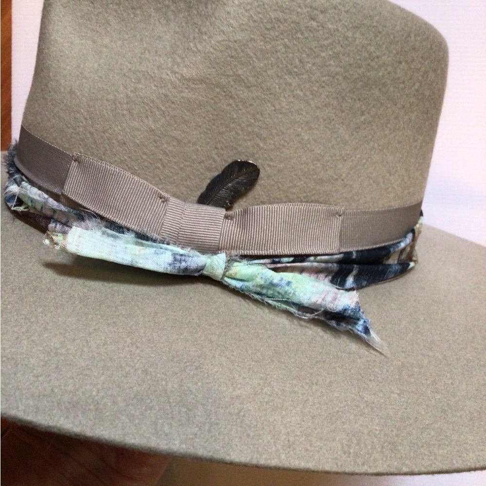 1LEFT !Rare Wyeth feather boho rancher